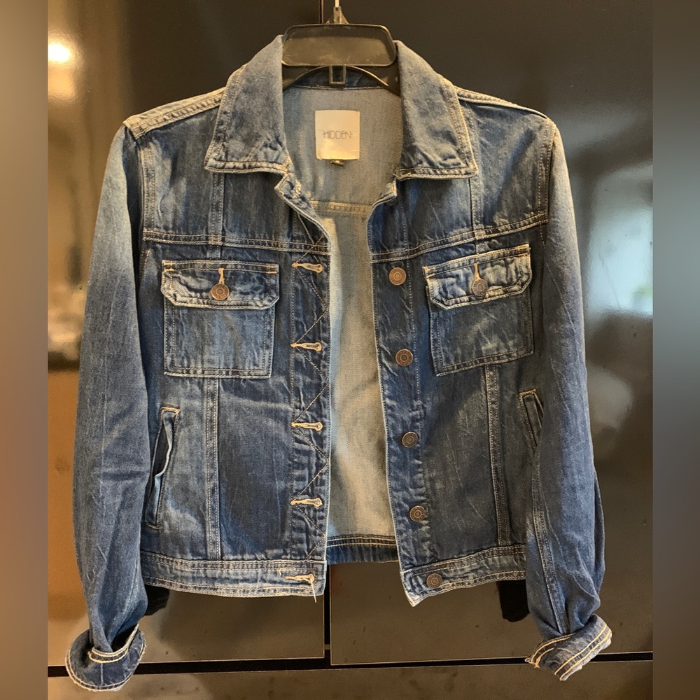 Hidden jean jacket size small. Excellent condition.